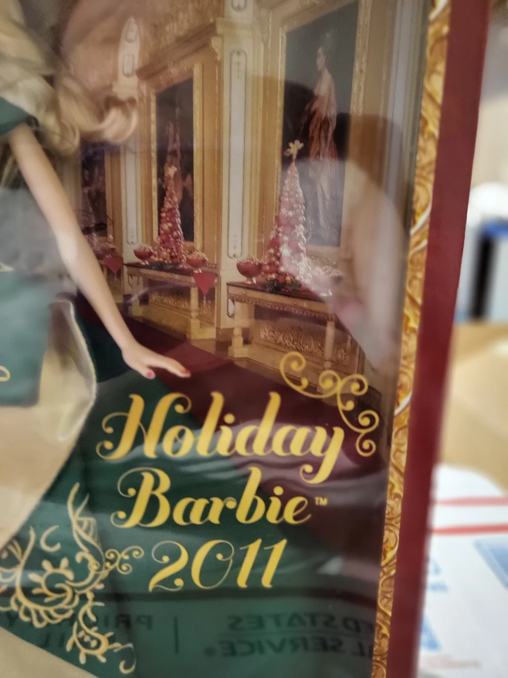 Barbie Holiday Barbie 2011 Collector Doll - Green and Gold - Picture 4 of 7